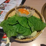 夾竹園 - セットに付いてくる野菜　ガラスの容器の中は酢漬けの人参と大根   