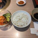 Kyou Chikuen - カルビセットに付いているキムチと御飯とタレが二人前　御飯の上が野菜と肉に挟んで食べる辛味噌様の薬味(1個だけ)が2人とも気に入りました。