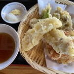 七福神 - 天ぷらの盛り合わせ　　イカ、ちくわ、大葉、舞茸、かき揚げ
