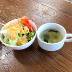 花まさ - セットで付いてくるスープとサラダ