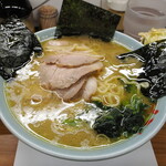 家系ラーメン 近藤家 - 海苔を立てて、チャーシューを見えるようにした。