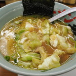 家系ラーメン 近藤家 - キャベチャーを投入。最初から入れるとスープの温度が下がるので、注意