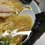 家系ラーメン 近藤家 - スープの状態。デフォルトで鶏油はけっこう多い