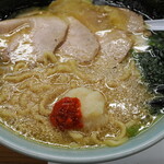 家系ラーメン 近藤家 - すりごまをかけて、ニンニクと豆板醤をのせた