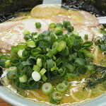 家系ラーメン 近藤家 - 青ねぎをのせたところ