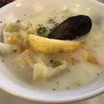 ビストロ ミナミンカゼ - たっぷり野菜にムール貝、お豆ごろごろのクリームスープ