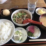 一本杉 - もつ煮定食（600円）