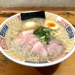 Sanuki Ramen Hamando - 長期肥育の銘柄豚の肩ロースを使用した低温調理のチャーシュー、刻み青葱、熟地醤油卵（味玉）、自家製メンマと海苔、味玉ハーフにトッピングした味玉。