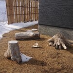 江戸そば マルノ - 軒先の待ち合いかな