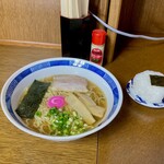 ラーメンさんじ - 料理写真:ラーメン（赤）と、おにぎり