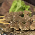 Moegi - 「串焼きメニュー」砂ずり
      カリカリに焼き切ったのとは違う、ふっくらの砂ずり
      臭みのない砂ずりはお店の鮮度のこだわりのあらわれやん