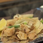 Moegi - 「ホルモン焼き」  これはMoegiさんの絶対メニュー
      友人も笑顔になり、アルミのおこげもこそいで食べちゃう