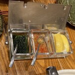 北海道厚岸 - 食べ比べ用のレモン、ピクルス、青のり