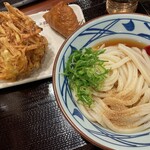 Marugame Seimen - 野菜かき揚げ いなり ぶっかけ（並 冷）＋ネギ すりごま