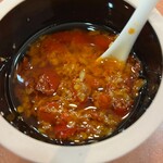 上海麺館 - 卓上にあった自家製の豆板醤みたいな調味料