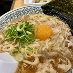 Marugen Ramen - 肉そば@750円  値段は良心的なれど良くも悪くもチェーン店の味。周りの店が行列だらけなので、お腹空いて死んじゃいそう！ってときの駆け込み寺的存在。