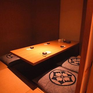 5名様の場合は、3名様並ぶことができないため、入口側にお一人様お座りいただきます