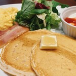 ラ・オハナ - 料理写真:Aセットモーニング+ベーコン+コーヒーで1000円しない。バターがまったく溶けない温度のパンケーキではあったけどこの値段なら十分満足