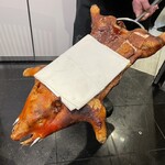 中国料理 旬輝 - 子豚の丸焼き！料理はお任せで頼んでたのでこれ出てきた時はびっくりw