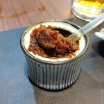 秘伝の味 つるや - 卓上にある自家製ニンニク味噌