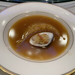 中国料理 旬輝 - 肉厚のフカヒレ。手前の特大ハマグリの上には燕の巣。