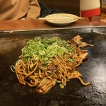 銀の卵 - 海鮮焼きそば(トッピングキムチ＆ネギ) - 食べ飲み放題はアルコール類を3杯以上飲むならお得だと思いますが、普通に食事するだけなら単品注文で良さそうです。