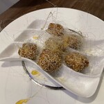 中国料理 旬輝 - 胡麻団子の中身がアボカドバージョン。胡麻団子よりサッパリした感じでこれもうまい！