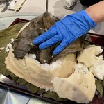 中国料理 旬輝 - 塩釜を木槌でボコスカ