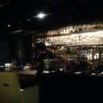 Lounge&Mixology Bar THE STELLA -EBISU- - 黒をベースにしたシックな店内にボトルが綺麗に光ってます。オシャレです。