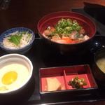 おいしい寿司と活魚料理 魚の飯 - まかない丼