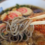 桃中軒 - キレイに並んだナルトが3枚。麺は袋からゆで麺パラパラ。真っ黒なオツユは甘めです。