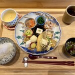 お料理 ちゃとら - 料理写真:本日のランチは、かさつまいものレモン煮、真鯛・ヒラメ・イカの自家製かまぼこ、焼茄子の煮凝り、ポテトサラダ、秘伝豆の煮浸し、天然真鯛の南蛮漬け、ほうれん草のからし和え、春菊と苺の白和え、オカラのたいたん