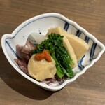 地下だけど入ったら雰囲気が良くて料理人がしっかり食事を作ってお酒もたくさんあって楽しいお店。ごんべえ - ホタルイカと春野菜の酢味噌がけ