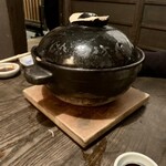 とっくり - 使い込まれた土鍋。20年くらい洗ってない風格。