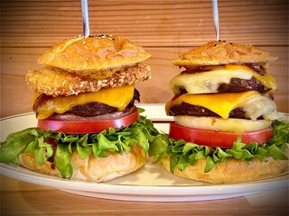 h 2TONE BURGER - 当店2TOP。バットマナーズ＆2TONEダブルチーズバーガー