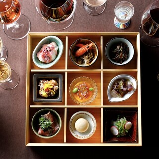 MOSSの代名詞。和魂洋菜を詰め込んだ9つの豆皿“前菜”料理