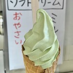 happy - おやさいのソフトクリーム¥400レタス味。言われたらなんとなくわかる味。舌触りに粉っぽさある