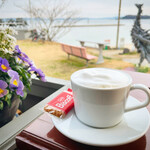 カフェ グーフィー - （カフェラテ）Goofy コーヒーに使用している豆を濃いめにドリップして
キメの細かいまろやかなミルク泡をふんだんにのせております。