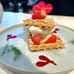 カフェ モロゾフ - 期間限定メニュー　バレンタイン仕立てのアイスクリームサンドワッフルとスペシャルティー