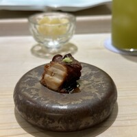鮨 なんば 日比谷 - 【煮蛸】★★★★
                      柔らかな繊維が口の中でペーストのように広がり、そこから溢れる香りの豊かさ！
                      甘めのタレとの相性抜群で、蛸の良さを煮蛸の良さにしてとして見事に表現！