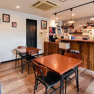 A stylish cafe run by a couple where you can enjoy English conversation and events.