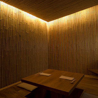 掘りごたつのお部屋。竹をあしらった隠し部屋風で、デートにも人気です。
