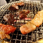 焼肉ホルモン 木じま - ラードかと思ったカルビ（右）にハラミ