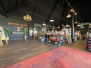 LODGE CAFE - 店内右手には物販スペース【Garage Bab】