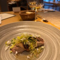 ヤマガタ サンダンデロ - 山形県大蔵村産“山形さくらんぼ鶏”のグリルと、在来葱“庄内あさつき”のクミン炒め。