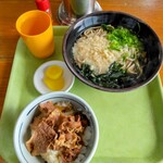 Sankaku chiya toyokichi udon - 私のお好み　牛丼セットそば\630　濃口ではないが、しっかり味の染み込んでいる牛丼。牛丼の牛が懐かしい昭和の味がする。そして、ボリュームたっぷりのうどんで、お腹にも財布にもgoo! です。　