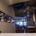 Pramaina::Second - 店内は店前はライトグレーの漆喰で観葉植物があったりBARの様な雰囲気、店奥は白壁、白いテーブル&茶色の椅子でカフェの様な雰囲気でハイブリッドな空間になっています