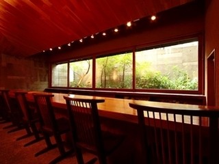 Tamasaka - 大きな窓のカウンター席