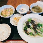 鉄板中華 青山シャンウェイ - 中国野菜と塩漬け肉の炒めもの_¥1,100