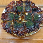 Okonomiyaki Teppanyaki Hinaya - で、お好み焼きの到着。
                        大きさと厚みは本店よりこじんまり。
                        でも、これくらいで十分。